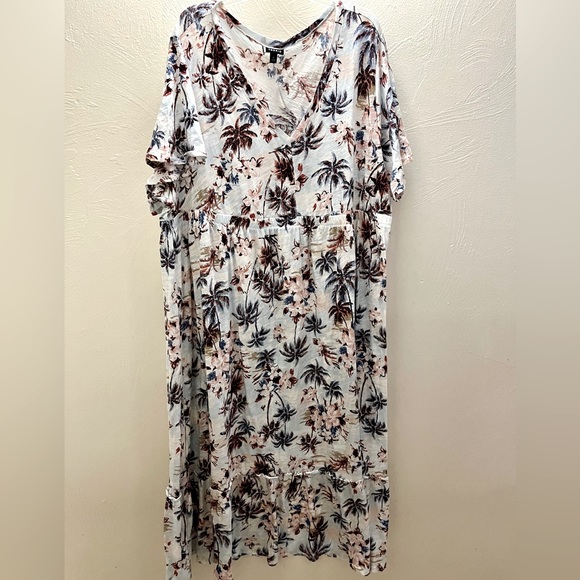 NWT Torrid maxi dress in 4X with flutter sleeves, bottom ruffle - Picture 2 of 8